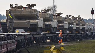 Litvanya'nın başkenti Vilnius'a 50 km mesafedeki Pabrade tren istasyonuna getirilen Amerikan yapımı Abrams tankları