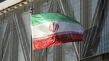 La bandiera dell'Iran all'esterno dell'Ambasciata iraniana a Seul. 
