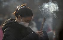 مواطنة صينية تحتفل بحلول العام القمري الجديد في بكين 