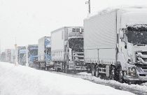 تعاني المركبات من الوزن الثقيل كثيراً في العواصف الثلجية 