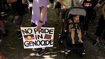 Un cartel reza: ningún orgullo en el genocidio, en una protesta en Sidney, Australia 26/1/2023 