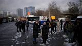Personnes bloquées devant un cordon de sécurité, non loin d'un zone touchée par un missile, le 26 janvier 2023 à Kyiv 