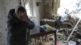 Verzweifelte Frau in der Region Kiew in der Ukraine