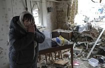 Verzweifelte Frau in der Region Kiew in der Ukraine