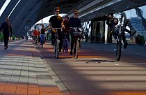 Kerékpárosok Amszterdamban 2020. április 19-én – képünk illusztráció.