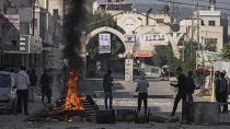 Palestinos se enfrentan a las fuerzas israelíes tras una incursión del ejército en la ciudad cisjordana de Yenín, el 26 de enero de 2023. 