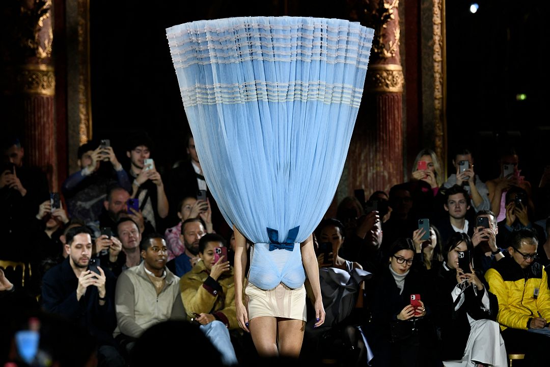 Viktor & Rolf turn Paris Fashion Week upside-down with incredible topsy ...