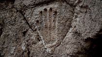 رد دست به جا مانده بر دیواره خندقی قدیمی در اورشلیم