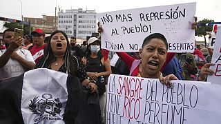 Manifestantes antigubernamentales protestando en Lima (Perú).