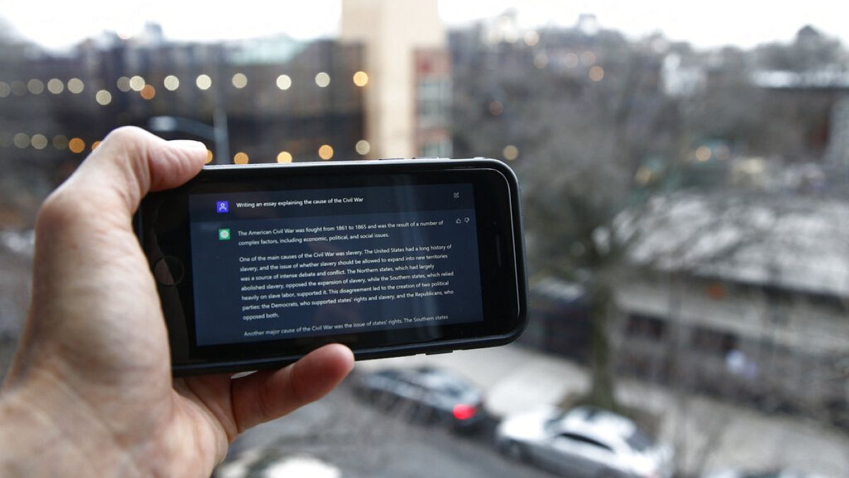 A ChatGPT által írt szöveget mutat egy oktató telefonján, 2023 januárjában, Brooklynban