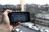 A ChatGPT által írt szöveget mutat egy oktató telefonján, 2023 januárjában, Brooklynban