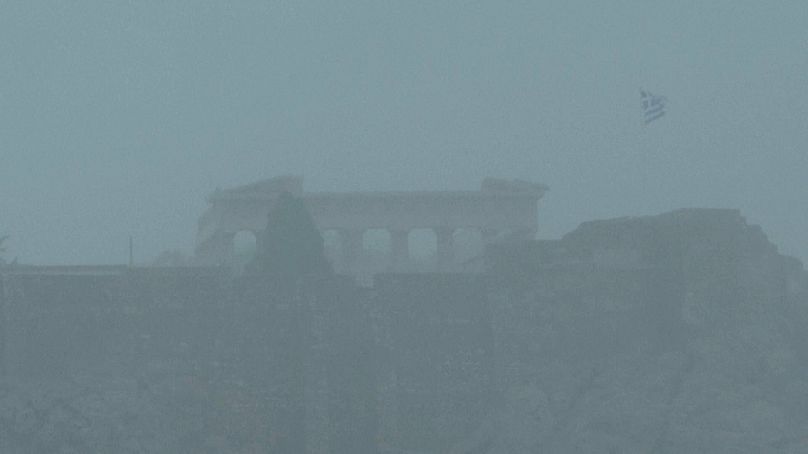 Le Parthénon masqué par des pluies torrentielles à Athènes, en Grèce, jeudi 26 janvier 2023.