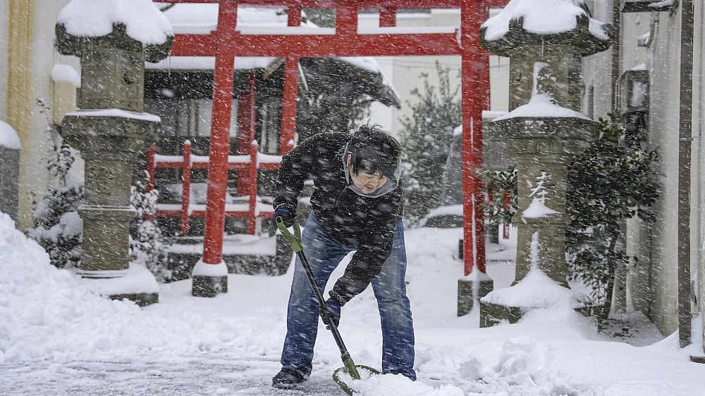 韓国の深い雪 – オマーン最高峰の白い雪片