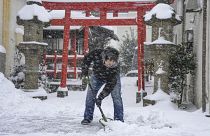Havat lapátoló ember Dél-Koreában.