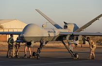 Francia katonák egy francia drónnal Nigerben 2019 decemberében. 2022 júniusában francia dróncsapás végzett 40 dzsihadistával Burkina Fasóban.