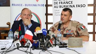 L'ambassadeur de France au Burkina Faso, Luc Hallade (à gauche).
