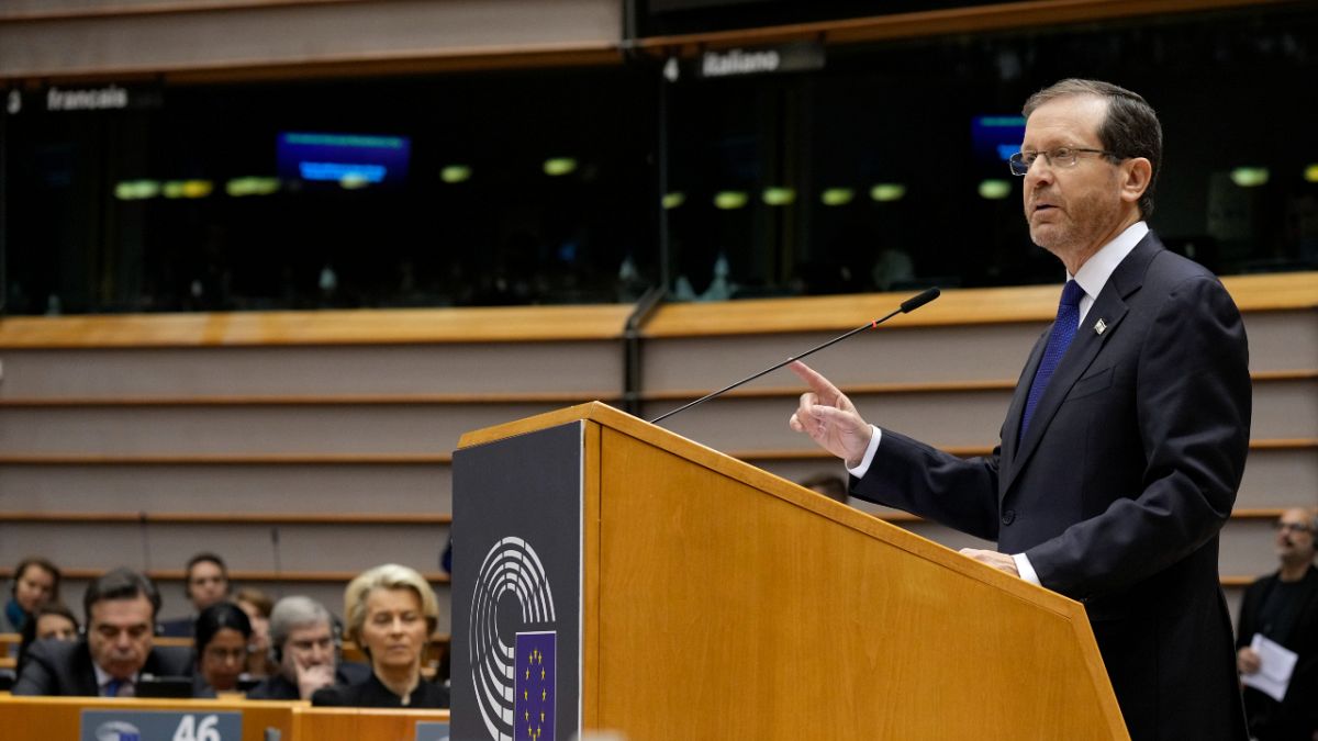 الرئيس الإسرائيلي اسحق هرتسوغ يلقي خطاباً أمام البرلمان الأوروبي لمناسبة يوم ذكرى المحرقة، 26 يناير 2023. 