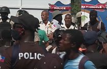 Polícia e cívis em manifestações no Haiti