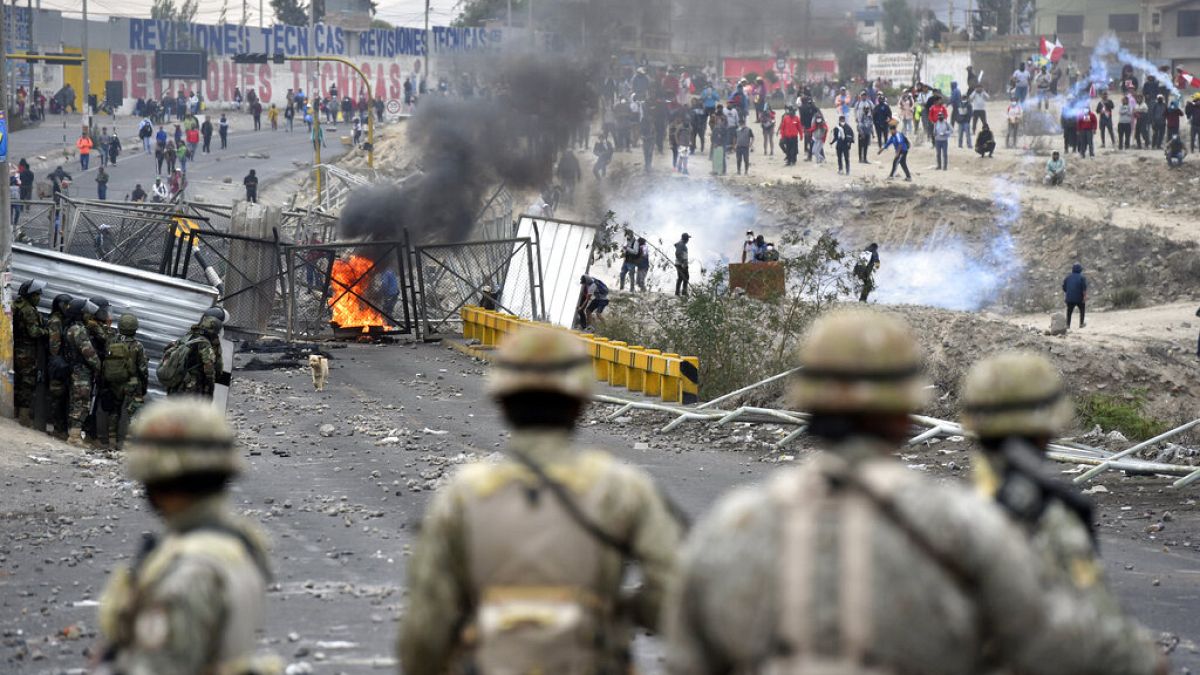 Полиция в Перу разгоняет акции протеста