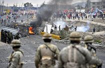 Soldados se enfrentan a manifestantes antigubernamentales frente al aeropuerto Alfredo Rodríguez Ballón en Arequipa, Perú el 20 de enero de 2023. 