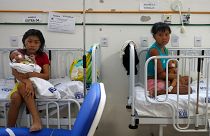 Mulheres Yanomami seguram os respetivos bebés em camas do hospital Santo António, Boa Vista, Roraima