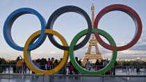 Anéis olímpicos instalados na praça do Trocadero, Paris, França