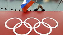 Bandeira russa é agitada sobre símbolo dos Jogos Olímpicos, 2014, Sochi, Rússia