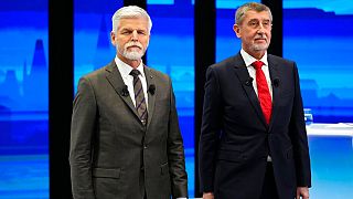 Çekya cumhurbaşkanlığı seçimlerinin ikinci turunda yarışan Petr Pavel (solda) ve Andrej Babis) sağda)