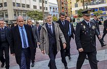 El ministro del Interior de España, Fernando Grande-Marlaska, llega para rendir homenaje al sacristán de la iglesia asesinado el miércoles en Algeciras, España, 26 de enero.