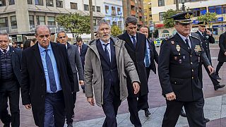 El ministro del Interior de España, Fernando Grande-Marlaska, llega para rendir homenaje al sacristán de la iglesia asesinado el miércoles en Algeciras, España, 26 de enero.