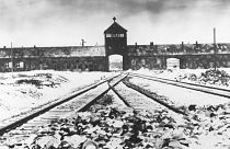 1945 február-márciusi felvétel az auschwitz-birkenaui láger kapujáról