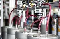 Almanya'nın Elsfleth kentinde bir hidrojen üretim tesisinde elektrolit çözüştüren teknik donanımı