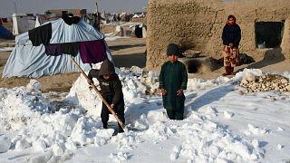 کودکان افغان در اولین روزهای سرد زمستان در مزار شریف به تاریخ ۱۷ ژانویه ۲۰۲۳