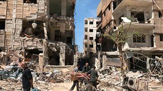 ساختمان‌های آسیب دیده در شهر دوما، محل حمله شیمیایی در نزدیکی دمشق سوریه، دوشنبه ۱۶ آوریل ۲۰۱۸.