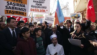 إمام يتلو القرآن، خلال مظاهرة خارج السفارة السويدية في أنقرة، تركيا، الثلاثاء 24 يناير/كانون الثاني 2023.
