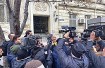 Újságírók az iráni nagykövetség előtt az azerbajdzsáni Bakuban 2023. január 27-én