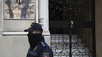 Un agente de policía vigila una zona frente a la embajada iraní en Bakú, Azerbaiyán, viernes 27 de enero de 2023.
