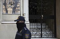 Un agente de policía vigila una zona frente a la embajada iraní en Bakú, Azerbaiyán, viernes 27 de enero de 2023.