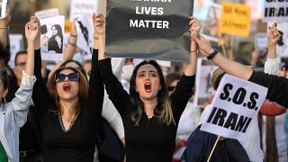 متظاهرات خلال مظاهرة للتضامن مع مهسا أميني والنساء الإيرانيات في مدريد، إسبانيا. 2022