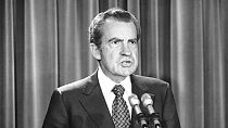 Richard Nixon, ex-presidente dos EUA, obrigado a demitir-se por causa do escândalo Watergate