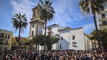 شارك المئات في جنازة شمّاس قُتل بالساطور داخل كنيسته في إلخيسيراس في جنوب إسبانيا، في هجوم نفّذه مهاجر مغربي. الجمعة 27 يناير/كانون الثاني 2023 