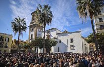 شارك المئات في جنازة شمّاس قُتل بالساطور داخل كنيسته في إلخيسيراس في جنوب إسبانيا، في هجوم نفّذه مهاجر مغربي. الجمعة 27 يناير/كانون الثاني 2023 
