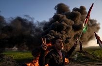 فلسطينيون يحرقون الإطارات ويلوحون بالعلم الوطني خلال احتجاج على الغارة العسكرية الإسرائيلية في مدينة جنين بالضفة الغربية. الأربعاء 26 يماير/كانون الثاني 2023