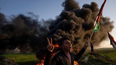 فلسطينيون يحرقون الإطارات ويلوحون بالعلم الوطني خلال احتجاج على الغارة العسكرية الإسرائيلية في مدينة جنين بالضفة الغربية. الأربعاء 26 يماير/كانون الثاني 2023