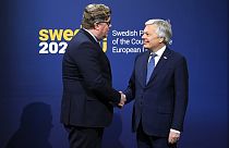 Le ministre suédois de la Justice (à gauche) et le commissaire européen à la Justice, Didier Reynders (à droite), à Stockholm, vendredi 27 janvier 2023.