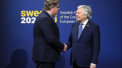Le ministre suédois de la Justice (à gauche) et le commissaire européen à la Justice, Didier Reynders (à droite), à Stockholm, vendredi 27 janvier 2023.