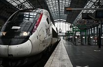 یک قطار تندرو در ایستگاه راه‌آهن پاریس