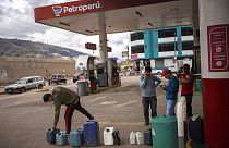 Leere Kanister an einer Tankstelle in Cuzco am 28. Januar 2023