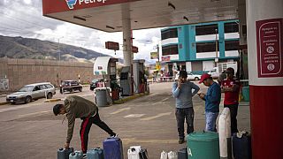 Leere Kanister an einer Tankstelle in Cuzco am 28. Januar 2023