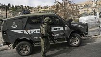 Forças de segurança israelita vigiam local de tiroteio deste sábado, em Jerusalém
